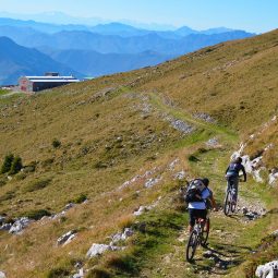 Ciclisti al Rifugio Almici sul Monte Guglielmo