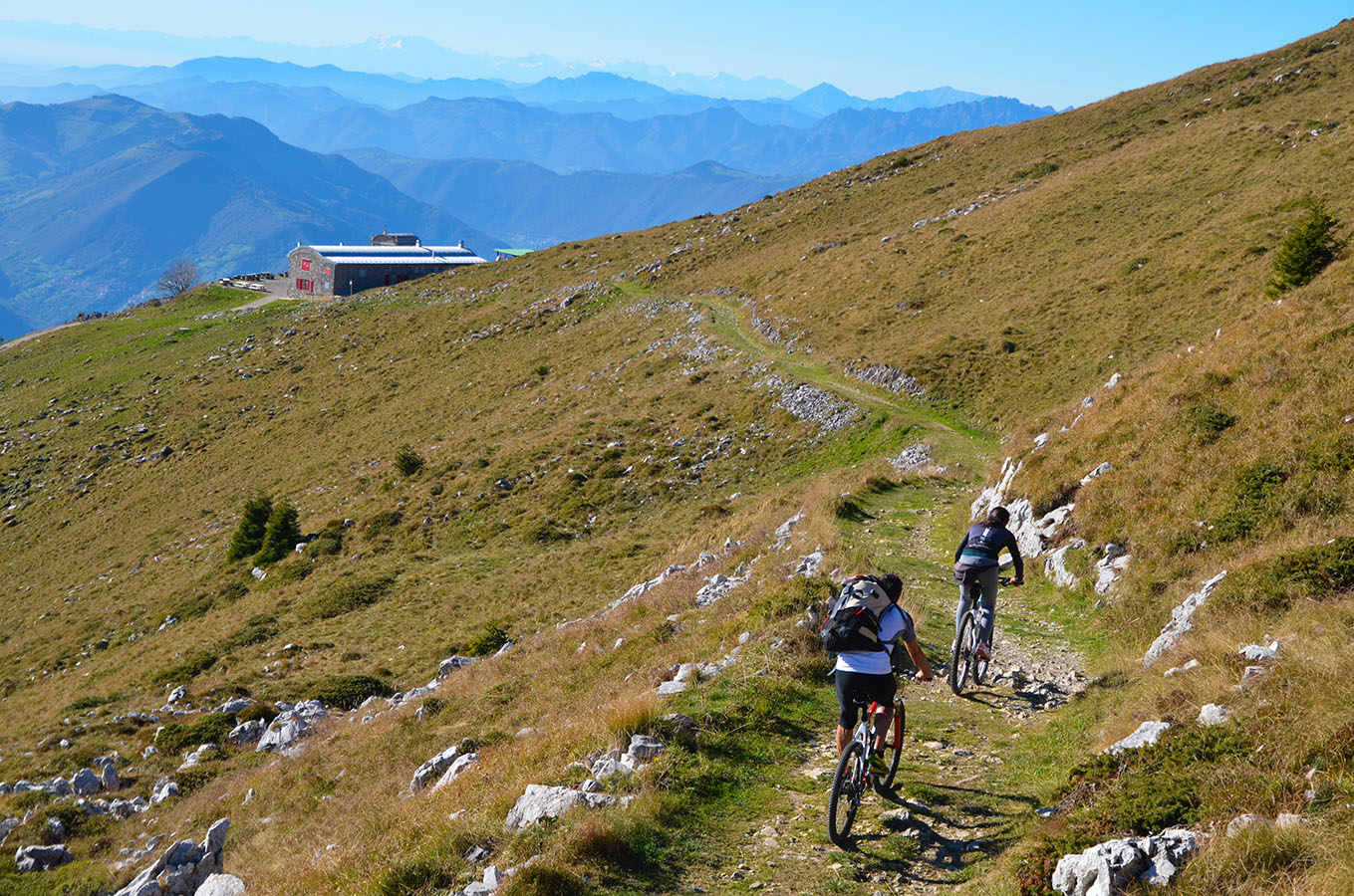 Ciclisti al Rifugio Almici sul Monte Guglielmo