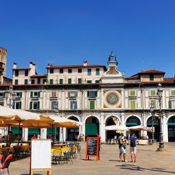 Brescia, Piazza Loggia e i portici