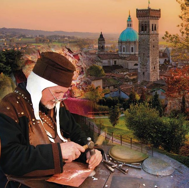 Scorcio sulla Rocca di Lonato del Garda con personaggio in costume medioevale.