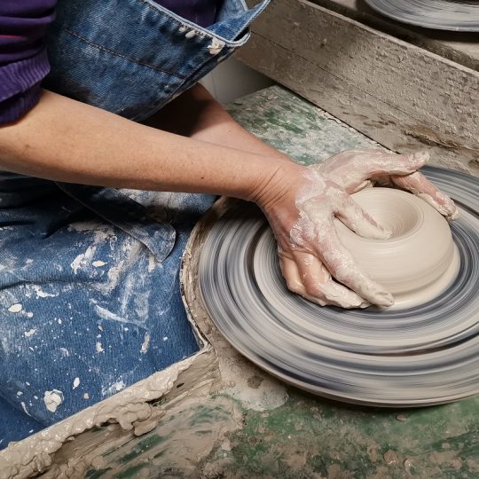 lavorazione a mano ceramica