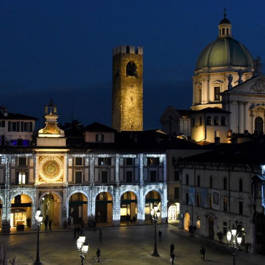 Piazza Loggia con Torre del Pégol e Cupola del Duomo Nuovo